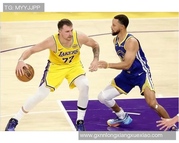 东契奇库里缺阵 独行侠勇士仍献精彩对决